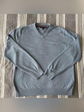 Tommy Hilfiger Men's V-Neck Sweater in Light Gray with Subtle Flag Logo